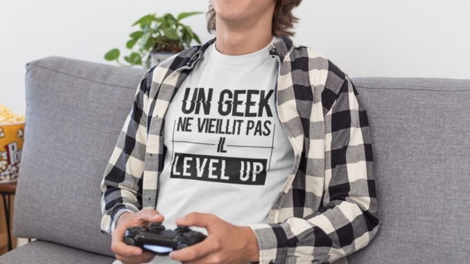 offirir-un-t-shirt-à-un-geek